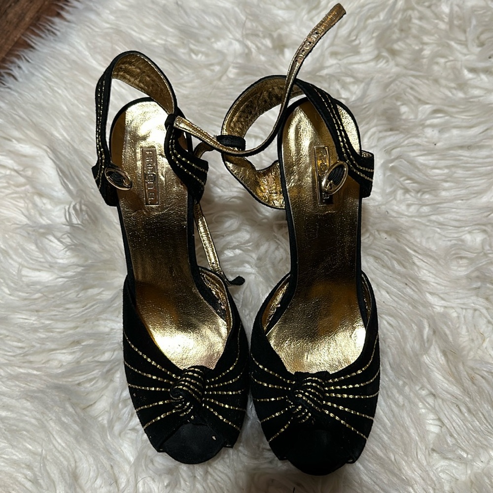 Black and gold pep-toe sling back shoe by Arden B.  Size 8.